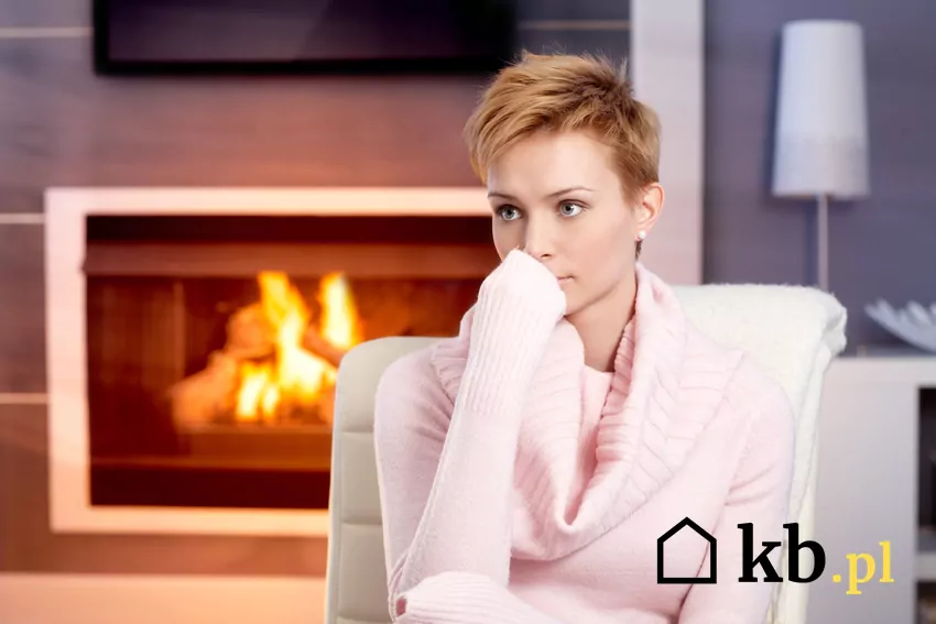 zmartwiona kobieta, kominek