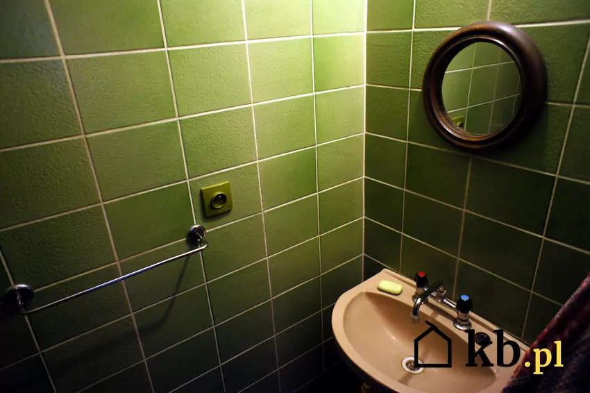 Łazienka z czasów PRL-u z płytkami ceramicznymi "chmurka", fot. domena publiczna Łazienka PRL
