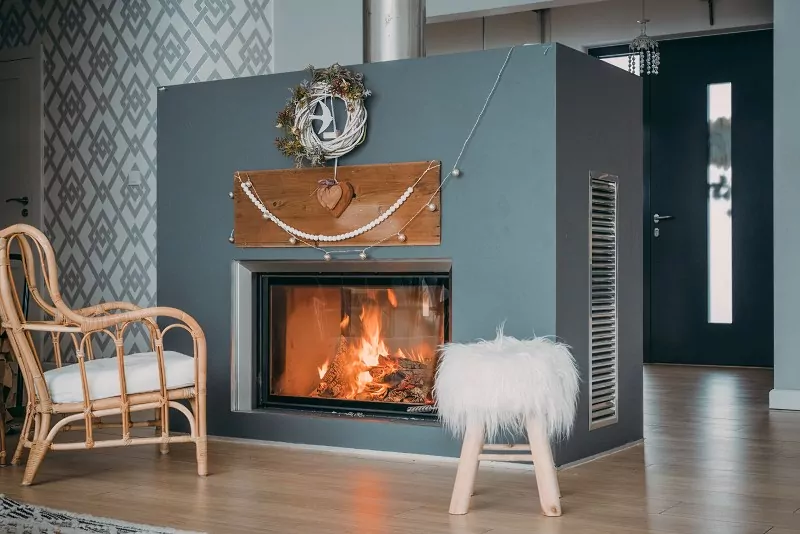 nowoczesny kominek w domu