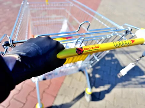 Dziennikarze wzięli pod lupę mleko z Biedronki