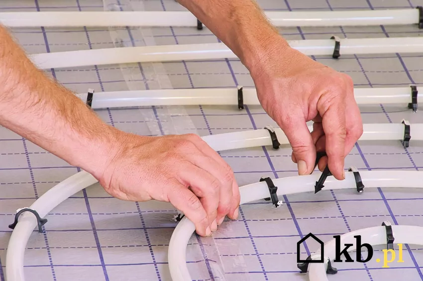 Ogrzewanie podłogowe jest popularną formą ogrzewania we współpracy z pompami ciepła Zaletą podłogówki jest komfort ciepła i stabilna praca systemu grzewczego