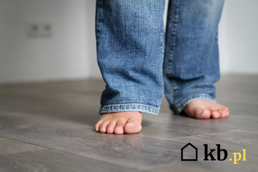 Ogrzewanie podłogowe zapewnia równomierne i stałe ogrzewanie pomieszczenia Temperatura wody przepływającej przez rury ułożone w posadzce nie może być zbyt wysoka