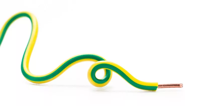 żółto-zielony-kabel-z-miedziana-koncowka