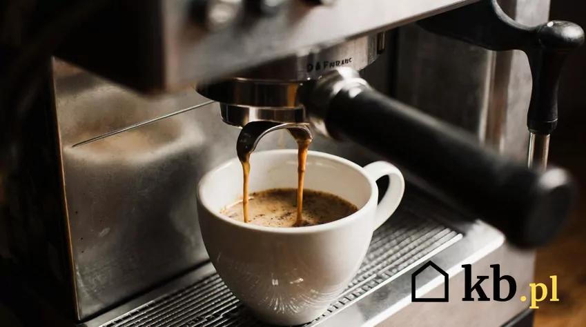 Parzenie kawy w ekspresie