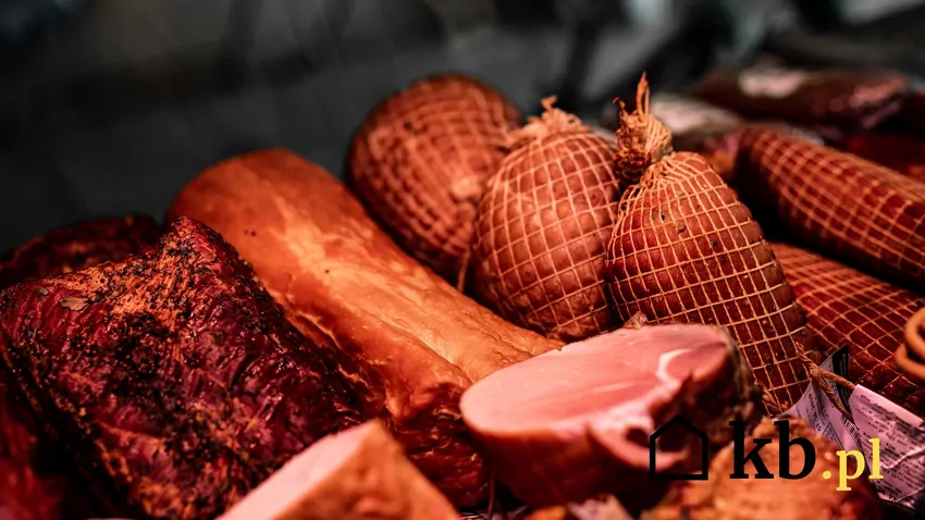 wędliny na sklepowej ladzie