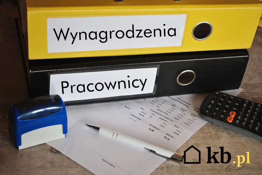 Teczki z napisem pracownicy i wynagrodzenia