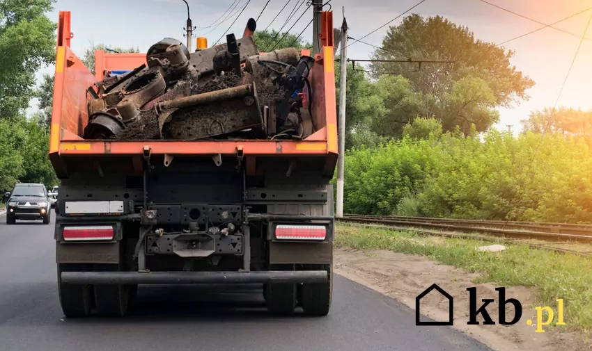 Czy warto korzystać z usług mobilnych skupów złomu? ciężarówka transportująca złom