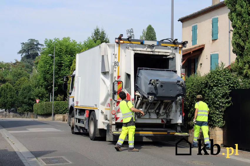 Robisz remont? Sprawdź, co wyrzucasz, bo możesz na tym zarobić śmieciarka