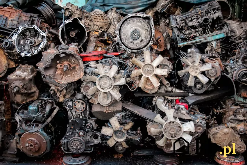 stare silniki na złomie