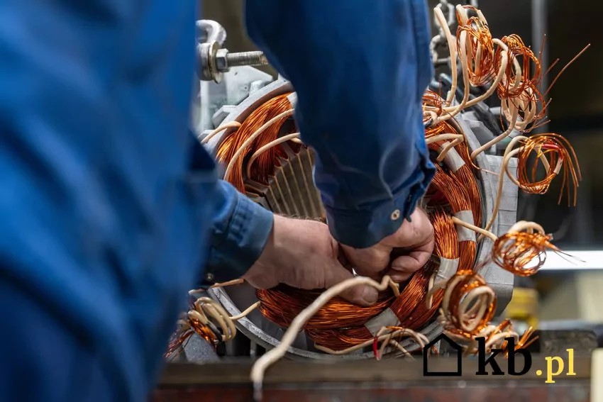 mężczyzna wyciąga miedź z silnika