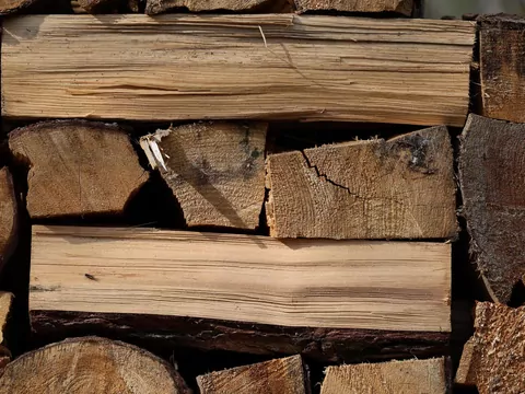 Dlaczego drewno w kominku pęka?