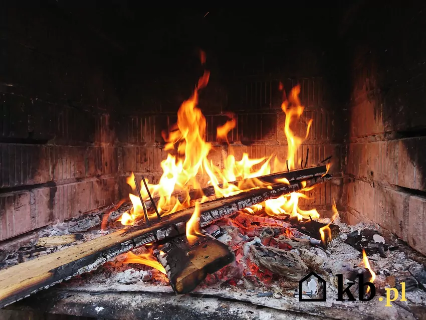 palenie drewna w kominku