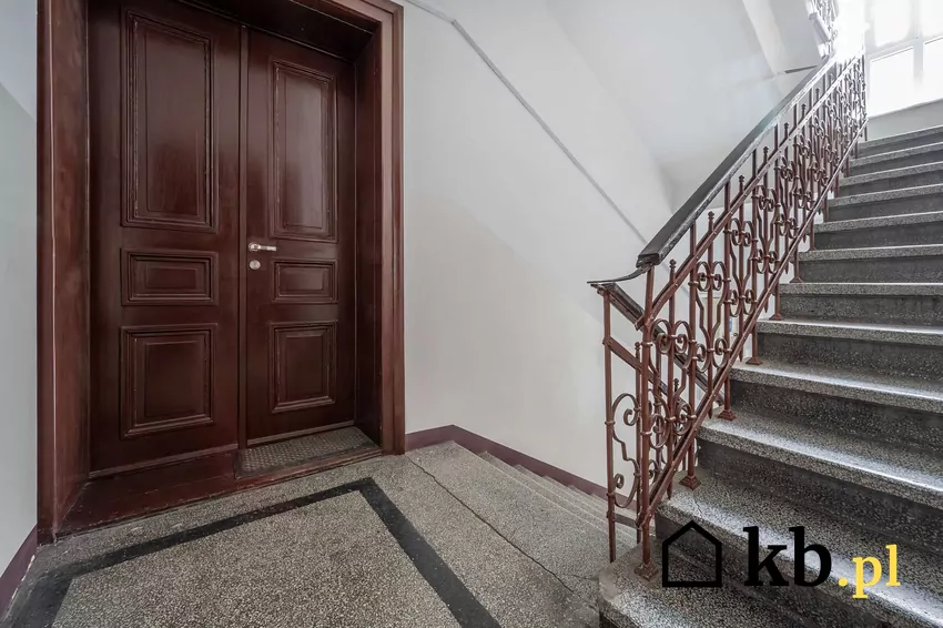 Wielu mieszkańców bloku otrzymuje ostrzeżenia od spółdzielni mieszkaniowej Klatka schodowa w bloku