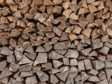 Dąb czy pellet - porównanie