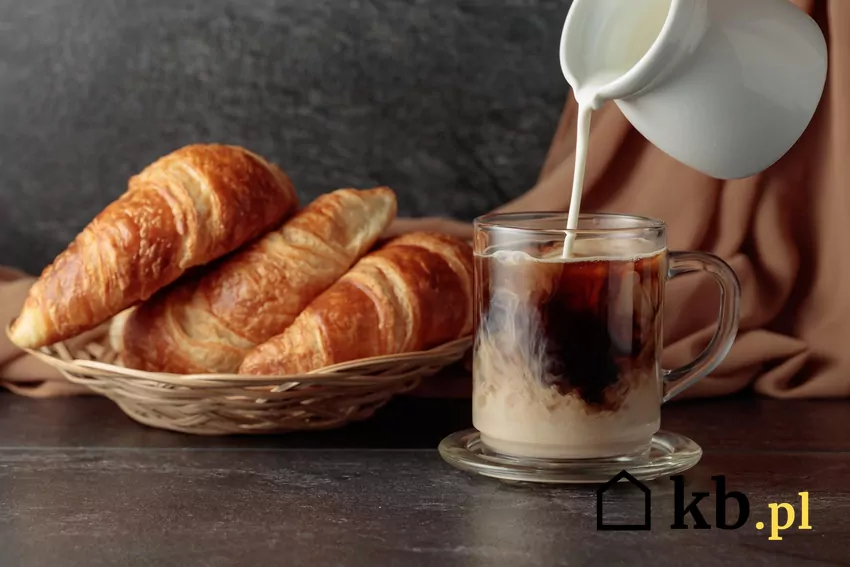 Wlewanie mleka do kawy