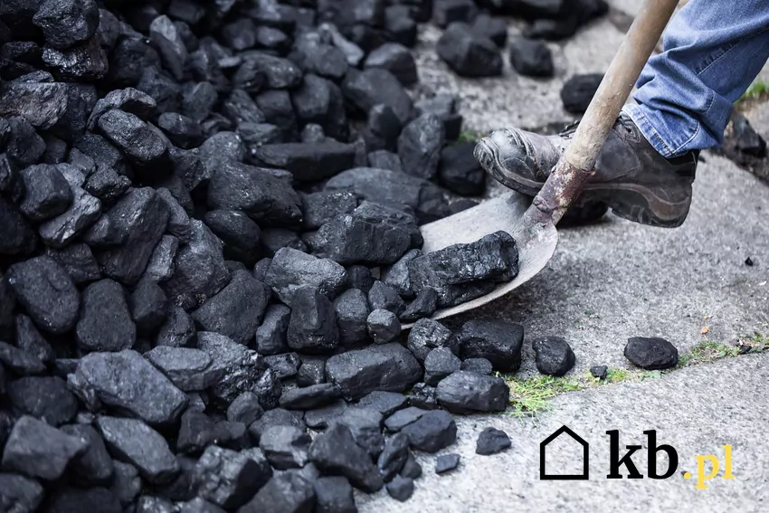 Jedna tona węgla luzem zajmuje średnio ok. 1,2–1,4 m³ objętości – potrzeba konkretnej przestrzeni do składowania węgiel