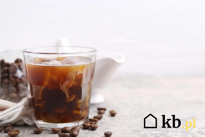 Kawa w szklance, w tle ziarna kawy