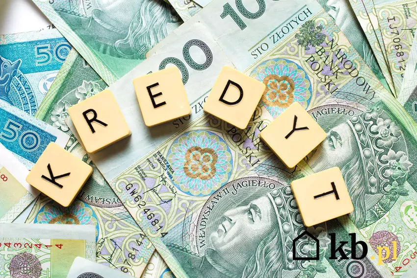 Oszuści zaciągają kredyty na nieświadomych seniorów Pieniądze i kostki układające się w napis "kredyt"