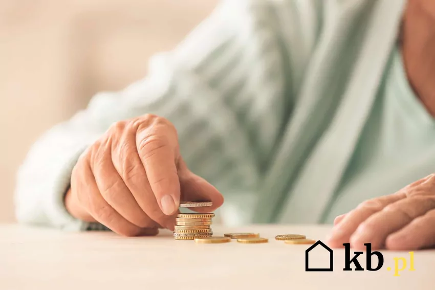 Bank zarządał od oszukanego seniora pełnej spłaty kredytu Dłoń seniora licząca pieniądze