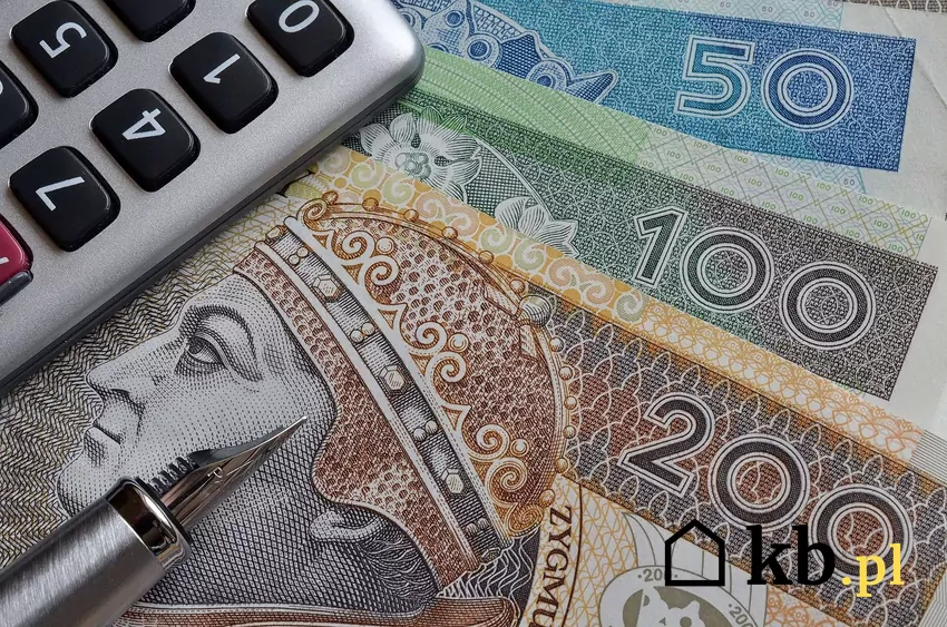 Ile trzeba zarabiać, żeby w przyszłości uzyskać 5 000 zł emerytury Pieniądze kalkulator i pióro