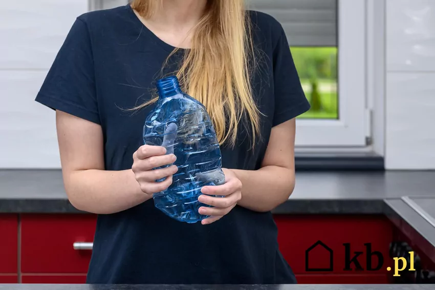 kobieta trzymająca butelkę