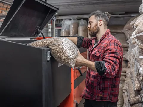 Czego nie wrzucać do pieca na pellet?