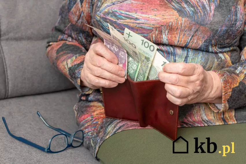 Emeryci i renciści mogą odzyskać kilkaset złotych z trzynastki i czternastki starsza kobieta wkłada pieniądze do portfela
