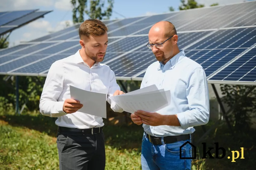 Biznesmen nie spodziewał się tak dużego rachunku za energię elektryczną mężczyźni analizują rachunki, instalacja PV