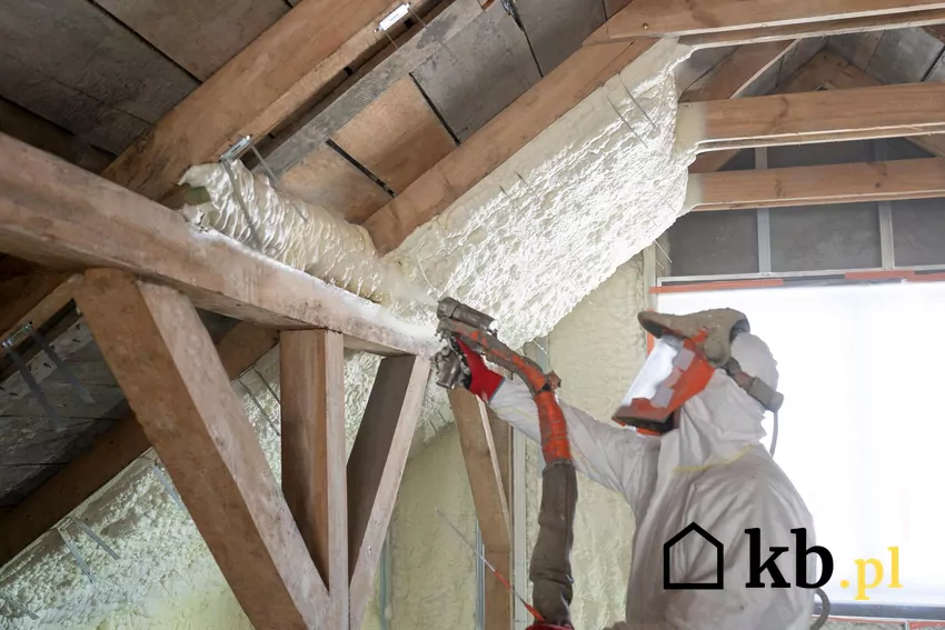 Kilkumilimetrowa różnica w grubości warstwy może zauważalnie wpłynąć na skuteczność izolacji całego poddasza PUR
