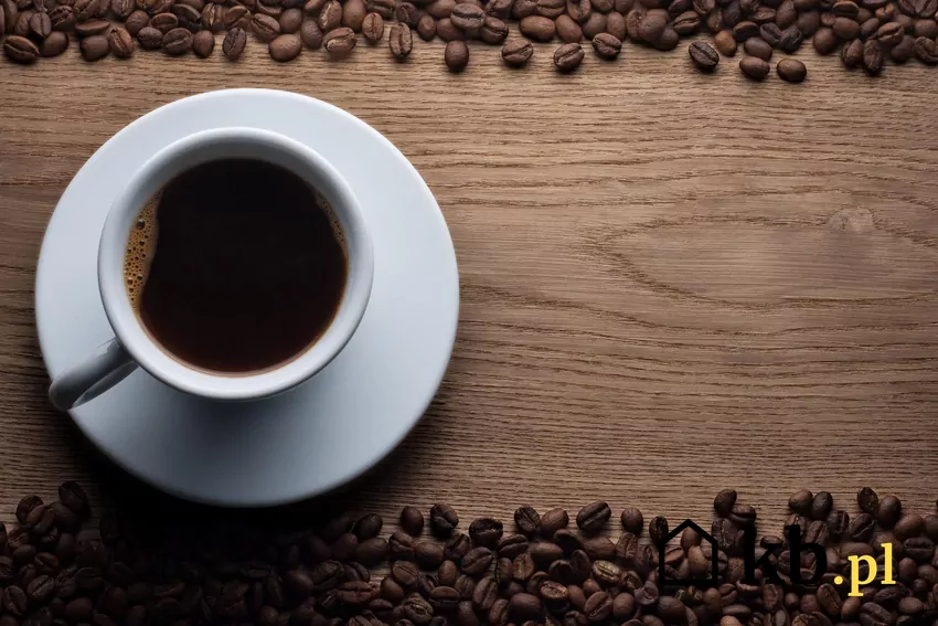 Kawa zaparzona w filiżance, obok ziarna kawy