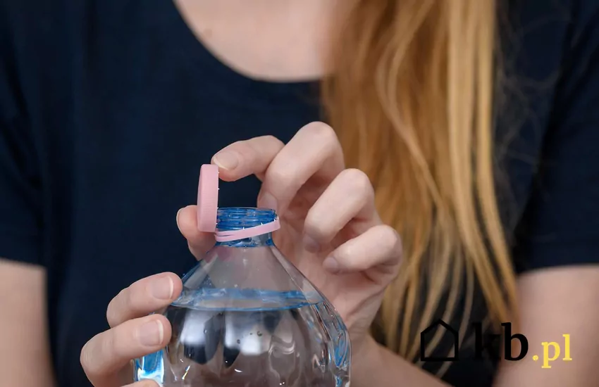 Niektóre gminy rekompensują sobie brak możliwości sprzedaży butelek w postaci wyższej opłaty za śmieci Kobieta odkręca butelkę wody