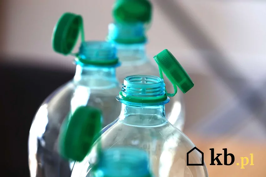 Wprowadzenie systemu kaucyjnego może zwiększyć opłaty za śmieci Puste butelki PET z nakrętkami