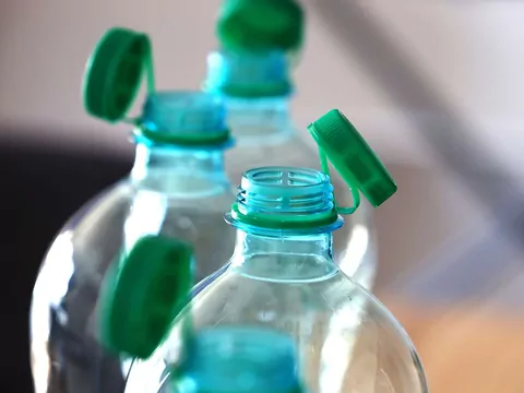 System kaucyjny a opłaty za śmieci