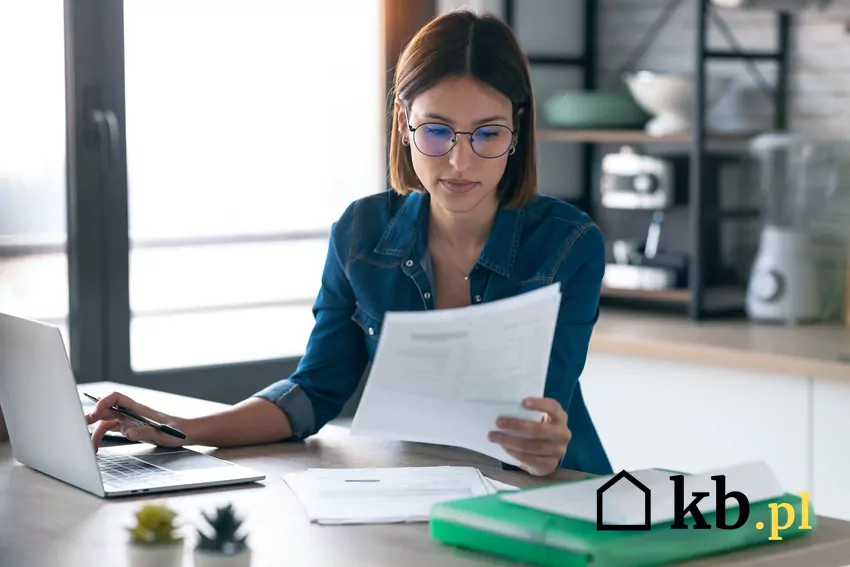 kobieta pracuje przy laptopie