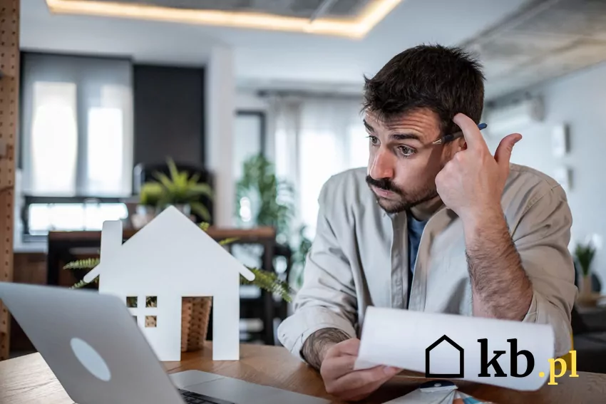 Właściciele domów jednorodzinnych muszą pilnować okresowych przeglądów instalacji i urządzeń mężczyzna przegląda dokumenty