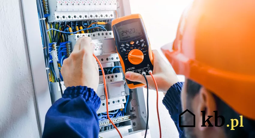 W każdym domu jednorodzinnym co pięć lat należy przeprowadzić kontrolę instalacji elektrycznej fachowiec wykonuje pomiary elektryczne