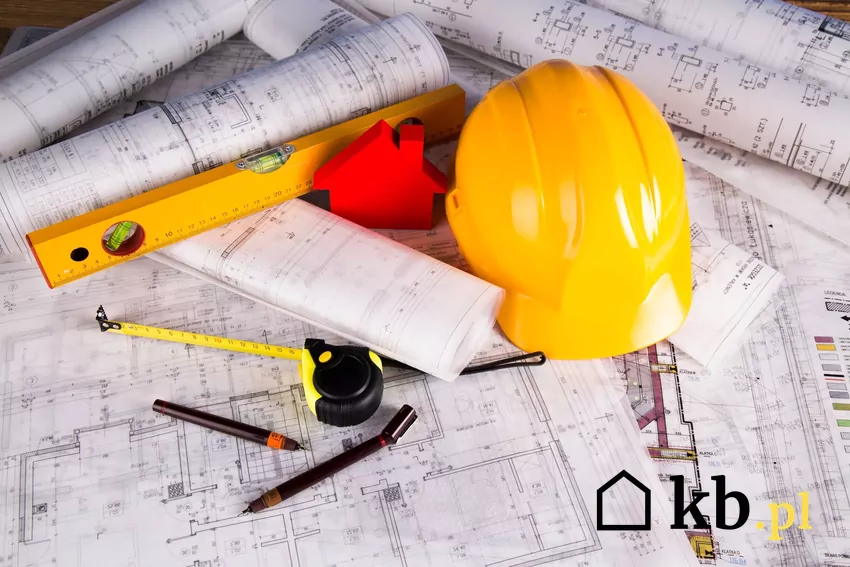 kask, miarka, narzędzia budowlane