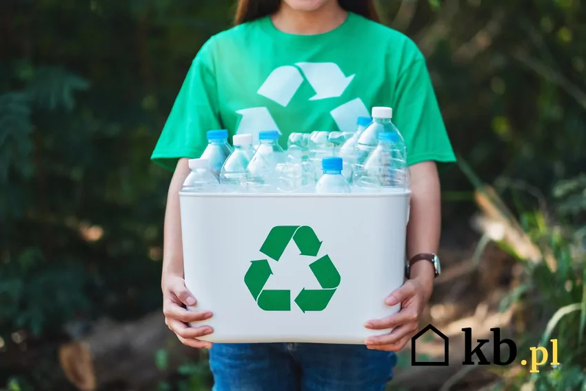 Kobieta niosąca pudełko z butelkami