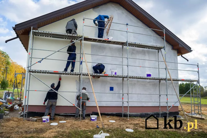 Dom w trakcie tynkowania