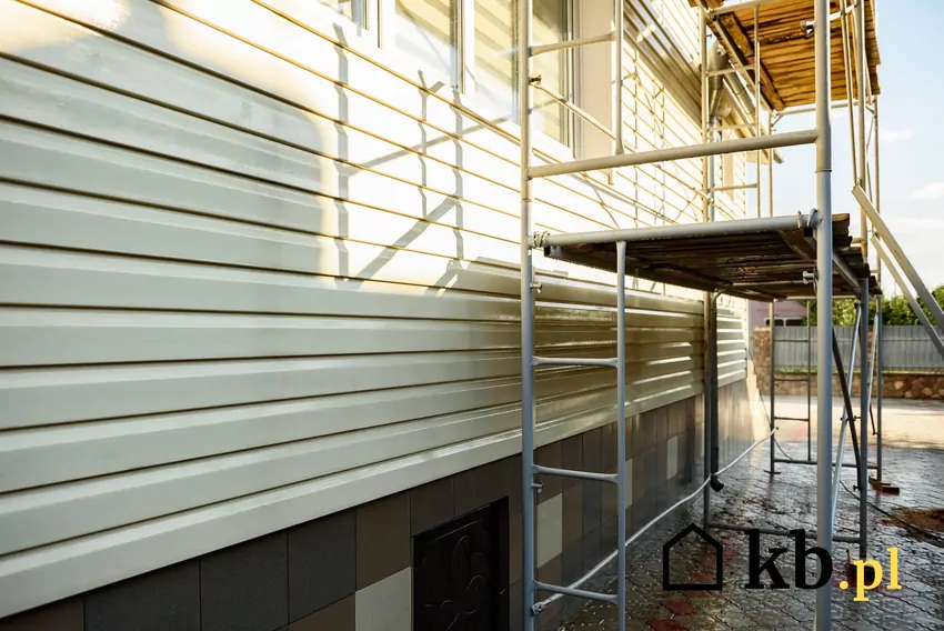 elewacja z białego sidingu