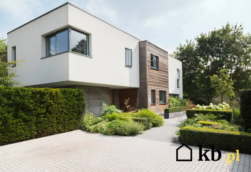nowoczesny dom z białą elewacją