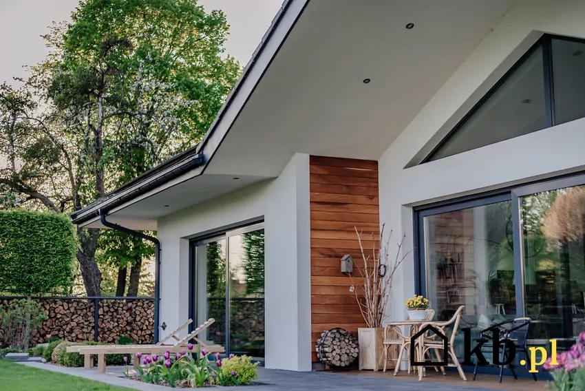 nowoczesny dom z przeszkleniami