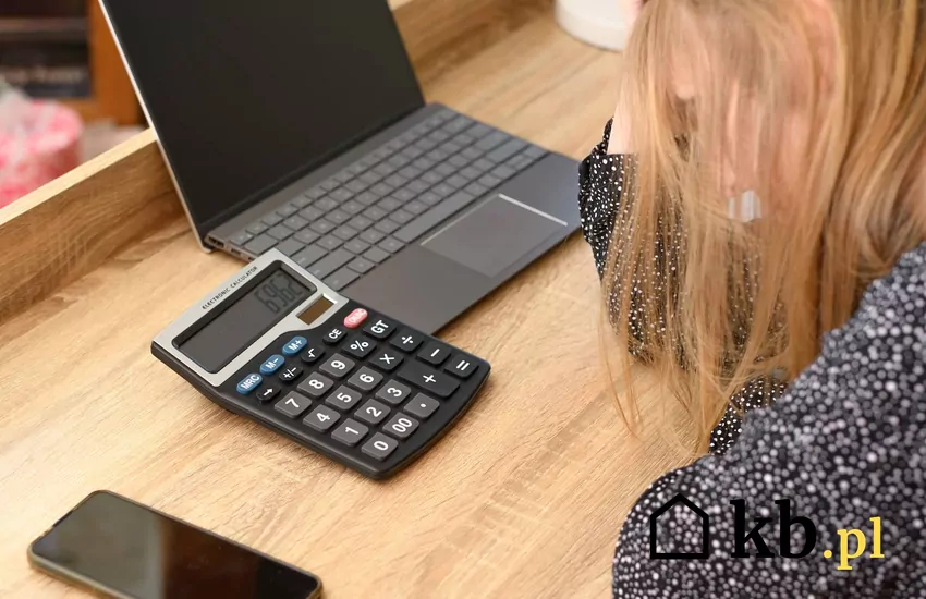 smutna kobieta liczy domowe wydatki