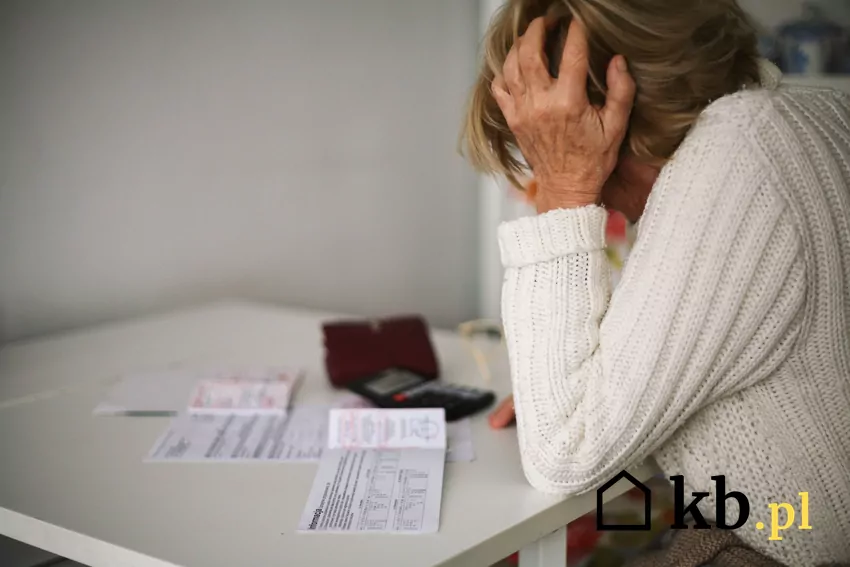zrozpaczona starsza kobieta analizuje rachunek za prąd