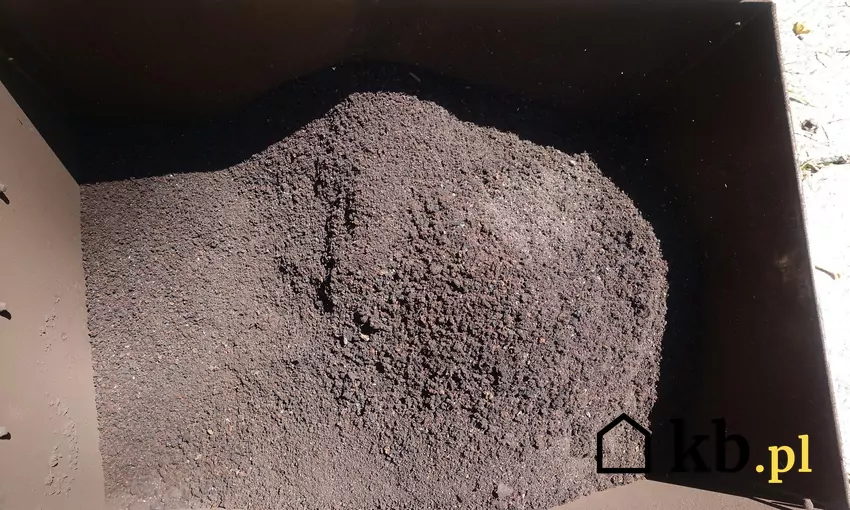 Piec na pellet wytwarza bardzo niewiele popiołu - zwykle ok. 0,5% Popiól z pelletu można szybko i łatwo usunąć specjalnym odkurzaczem