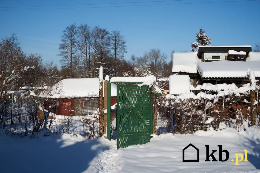 Właściciele działek rekreacyjnych powinni pamiętać o przestrzeganiu zakazów obowiązujących w sezonie zimowym działka rekreacyjna zimą