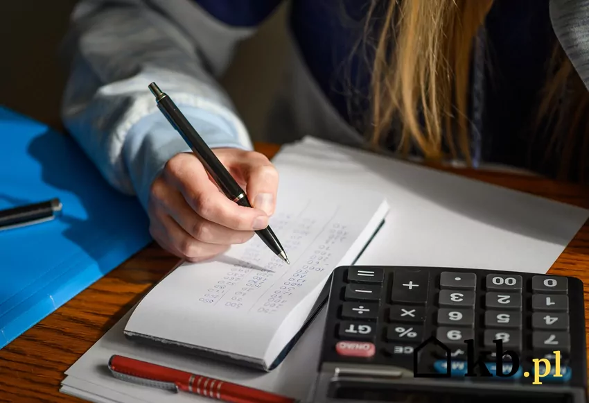 Dostawca prądu podwyższył cenę energii niemal o 50% kobieta podlicza wydatki