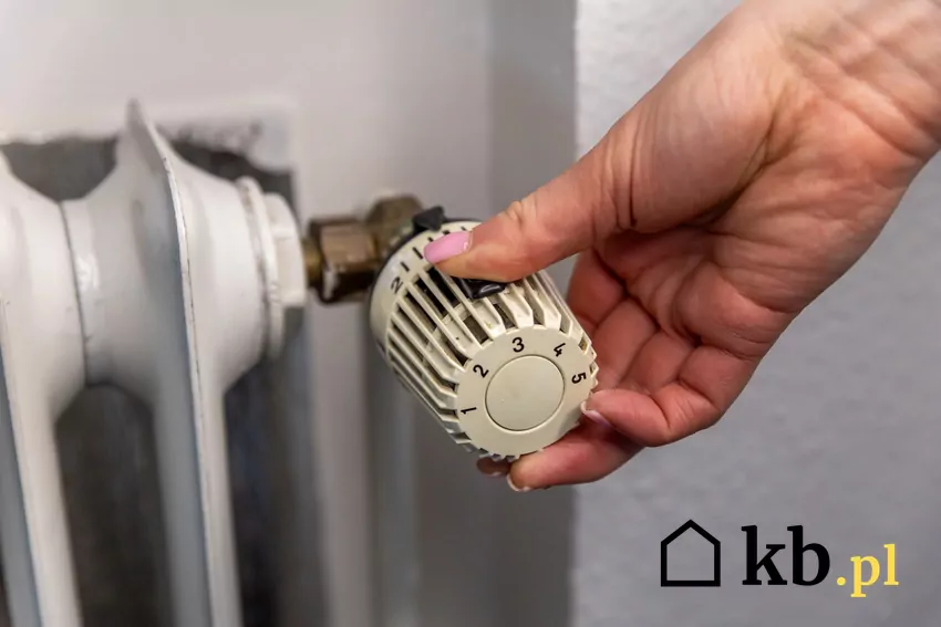 Zarządcy budynków apelują, by ogrzewać mieszkania w sposób rozsądny grzejnik, termostat