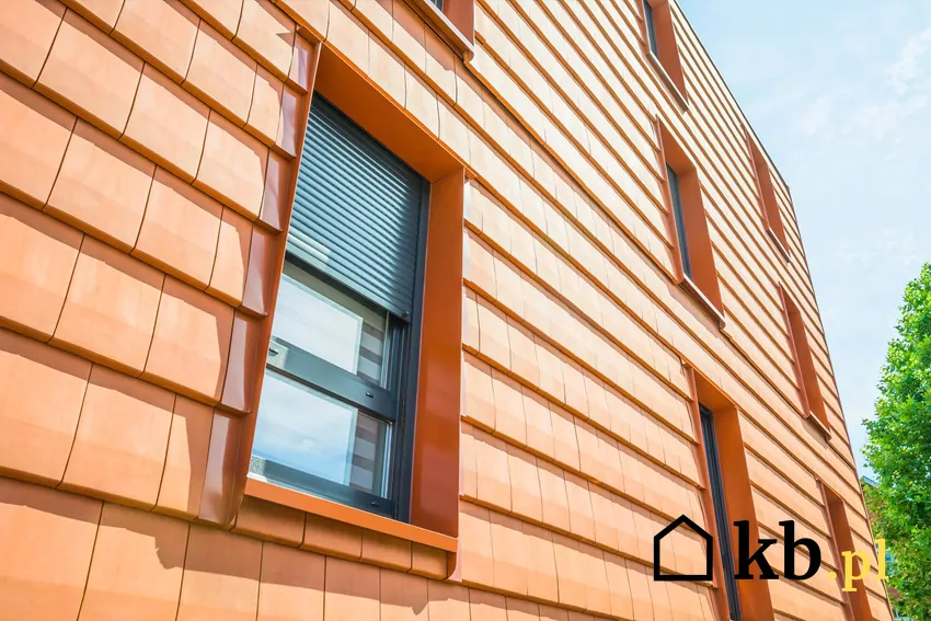 Zewnętrzna okładzina jest mocowana do specjalnego rusztu