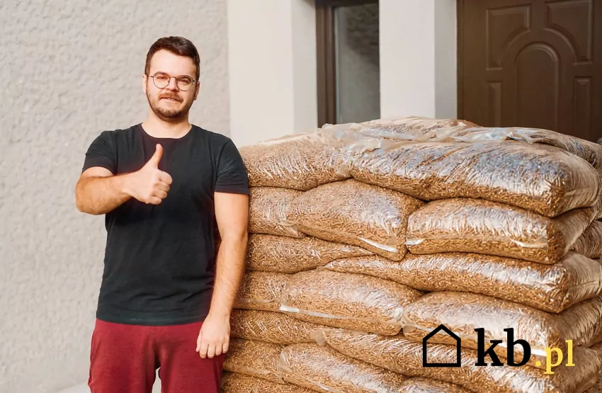 zadowolony mężczyzna, worki z pelletem